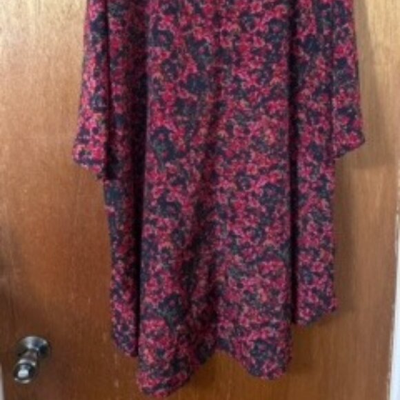 LuLaRoe Shirley Kimono Red Black Floral Drape Cardigan Size M - Picture 4 of 4